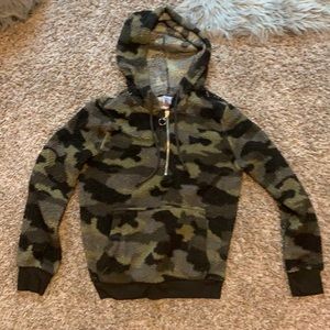 No boundaries(size:M)camo fleece hoodie & pockets